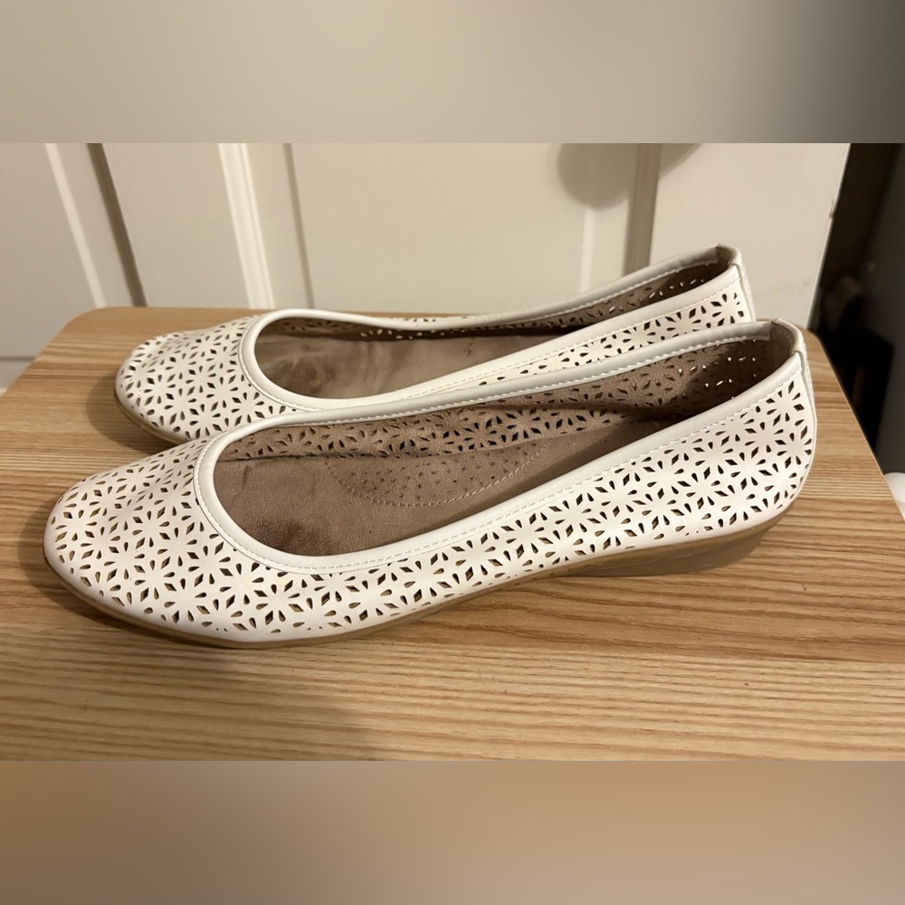 Cliffs White Mountain White Cutouts Women's Flats Sz 8.5